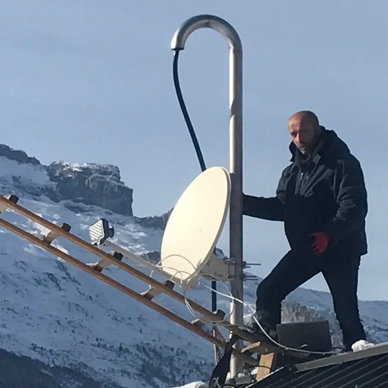 Antenniste orientant une antenne râteau