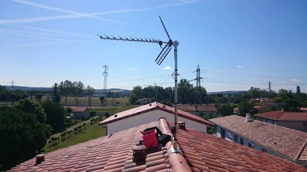 Antenne TNT sur toiture